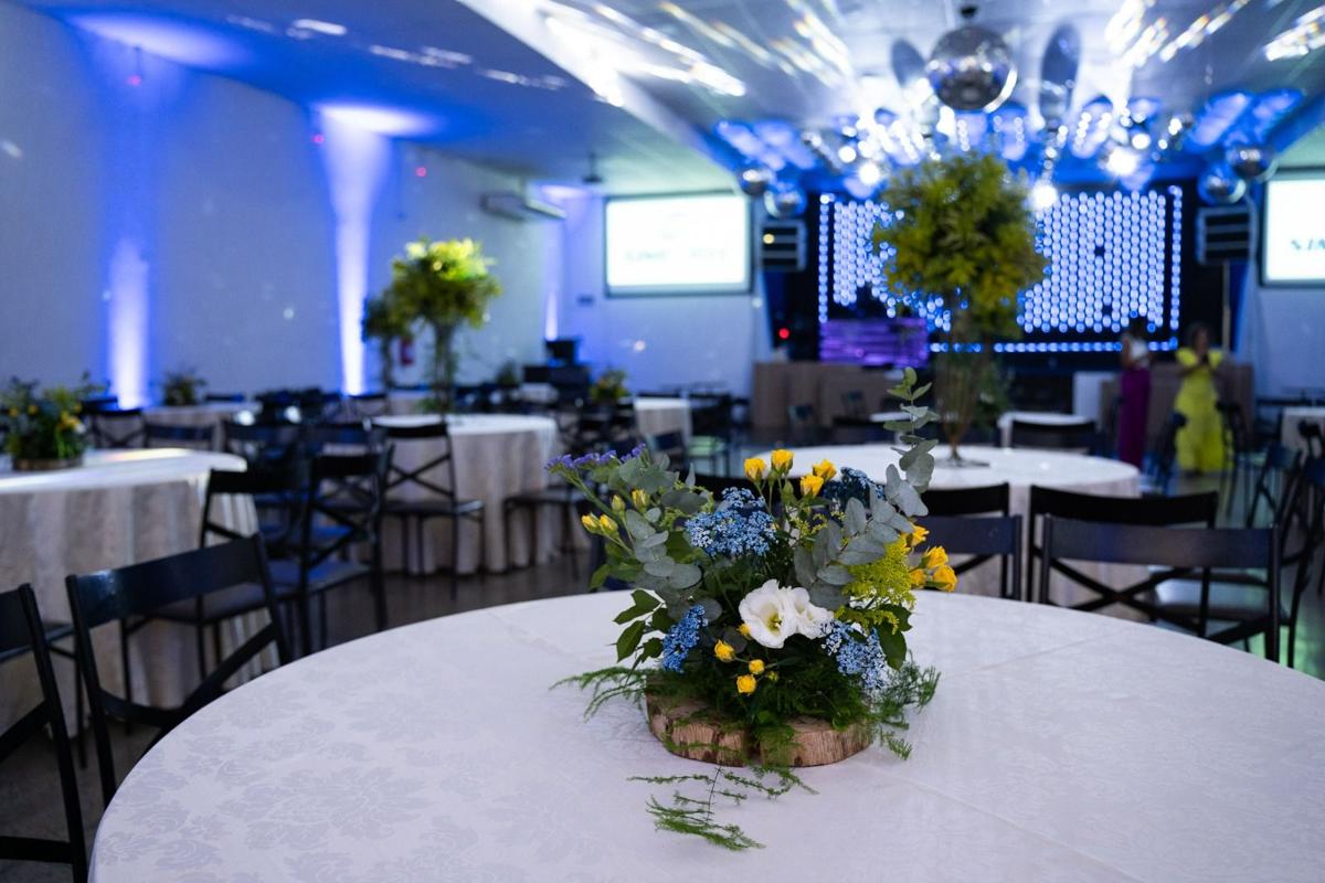 Mesas de jantar decoradas para confraternização de empresa no Innovare