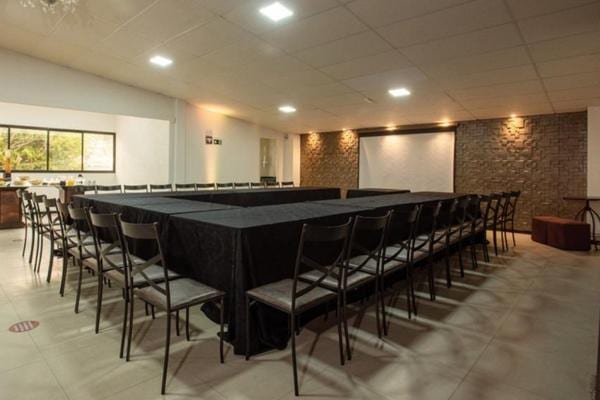 Sala em mesa em U para reunião e treinamento corporativo em Belo Horizonte